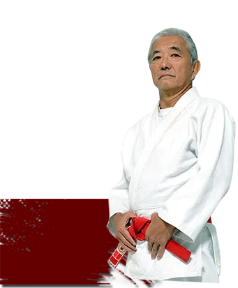 Sensei Liogi Suzuki de kimono branco e faixa vermelha